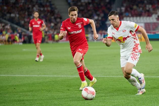 Salzburg, Österreich 06. August 2024: Champions League - Qualifikation - 2024 2025 - RB Salzburg vs. FC Twente Enschede Im Bild: v. li. im Zweikampf Carel Eiting (TW), Oscar Gloukh (RB) Red Bull Arena Copyright: xFotostandx xWassmuthx