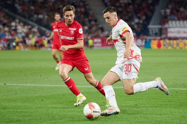 Salzburg, Österreich 06. August 2024: Champions League - Qualifikation - 2024 2025 - RB Salzburg vs. FC Twente Enschede Im Bild: v. li. im Zweikampf Carel Eiting (TW), Oscar Gloukh (RB) Red Bull Arena Copyright: xFotostandx xWassmuthx