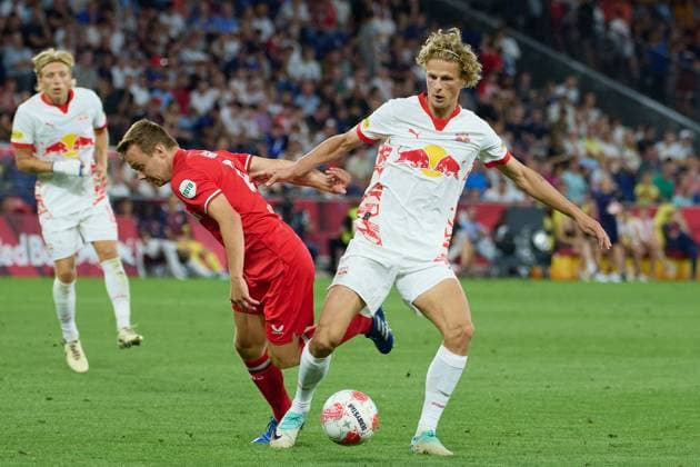 Salzburg, Österreich 06. August 2024: Champions League - Qualifikation - 2024 2025 - RB Salzburg vs. FC Twente Enschede Im Bild: v. li. im Zweikampf Mathias Kjolo (TW), Maurits Kjaergaard (RB) Red Bull Arena Copyright: xFotostandx xWassmuthx