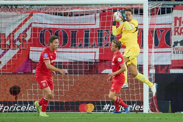 Salzburg, Österreich 06. August 2024: Champions League - Qualifikation - 2024 2025 - RB Salzburg vs. FC Twente Enschede Im Bild: v.li. Carel Eiting (TW), Mathias Kjolo (TW), Torwart Janis Blaswich (RB) Red Bull Arena Copyright: xFotostandx xWassmuthx