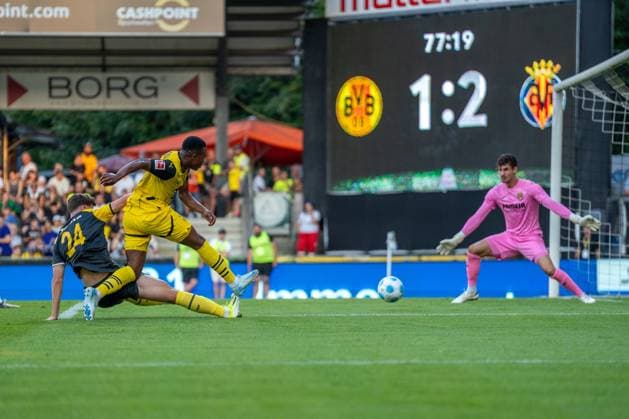 Fussball Freundschaftsspiel Saison 2024 2025, Borussia Dortmund vs. FC Villarreal - Cashpoint-Arena (Altach): Torschuss Szene Dortmunds Youssoufa Moukoko mit Villarreals Pedraza, Torhüter Diego Conde kann den Ball halten. Copyright: xLukaxKolanovicx