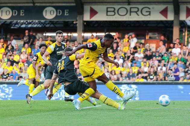06.08.2024, Fussball, Trainingslager, Tag 6, Testspiel, Borussia Dortmund - FC Villareal, Youssoufa Moukoko (Borussia Dortmund) versucht schon einiiges, Altach Cashpoint Arena Österreich xRHR-FOTO DEx Copyright: DennisxEwert RHR-FOTOx RHR-FOTO DE