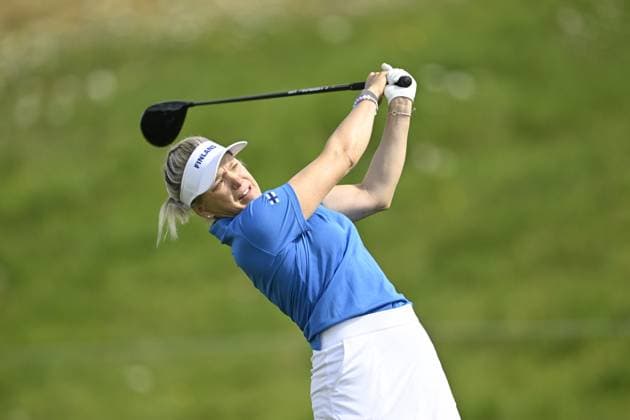 PARIS, FRANKRIKE 20240807 Finlands Ursula Wikström under damernas golftävling pa Le Golf National under sommar-OS i Paris.