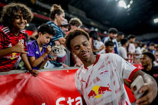 Leipzig Assan Ouedraogo - Schlussjubel mit den Fans. Testspiel RB Leipzig vs Aston Villa 2:0 - Trainingslager in die USA am 31. Juli 2024. Red Bull Arena, Hamilton (USA). US-Tour RB Leipzig - RB Leipzig vs Aston Villa 2:0