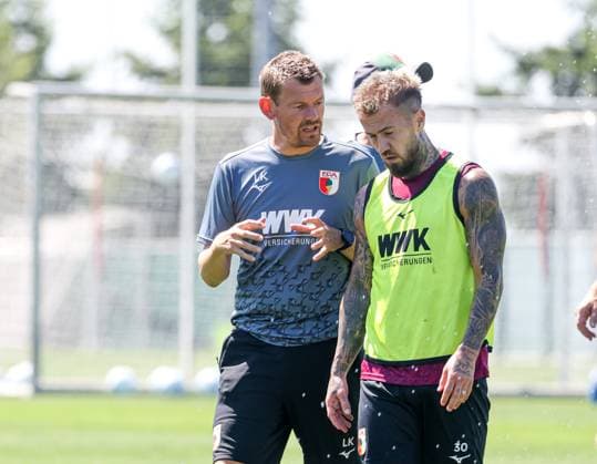 Lars Knudsen (Co.-Trainer FC Augsburg) im Gespräch mit Niklas Dorsch (FC Augsburg 30); FC Augsburg, Training,