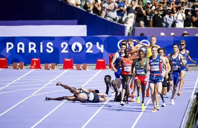 Sport Themen der Woche KW32 Sport Bilder des Tages PARIS - Mike Foppen falls during the 5000 meters (men) during the Olympic athletics competitions. ANP IRIS VAN DEN BROEK xVIxANPxSportx xxANPxIVx 505373725 originalFilename: 505373725.jpg
