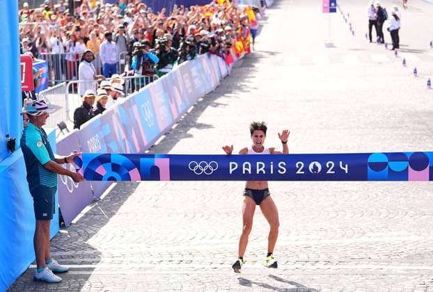 Bilder des Jahres 2024, Sport 08 August Sport Themen der Woche KW32 Sport Bilder des Tages (240807) -- PARIS, Aug. 7, 2024 -- Maria Perez of Spain crosses the finish line during the marathon race walk relay mixed of Athletics at the Paris 2024 Olympic Games, Olympische Spiele, Olympia, OS in Paris, France, Aug. 7, 2024. ) (PARIS2024) FRANCE-PARIS-OLY-ATHLETICS-MARATHON RACE WALK RELAY-MIXED XuxChang 