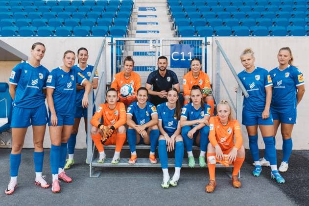 Mannschaftshooting FC Carl Zeiss Jena Damen für die Saison 2024 2025 in der Google Pixel Frauen-Bundesliga am 07.08.2024 in der ad hoc Arena im Ernst Abbe Sportfeld Jena In der Mitte Chef- Trainer Florian Kästner (Jena) umringt von zahlreichen Spielerinnen des Bundesligakaders. ad hoc Arena im Ernst Abbe Sportfeld