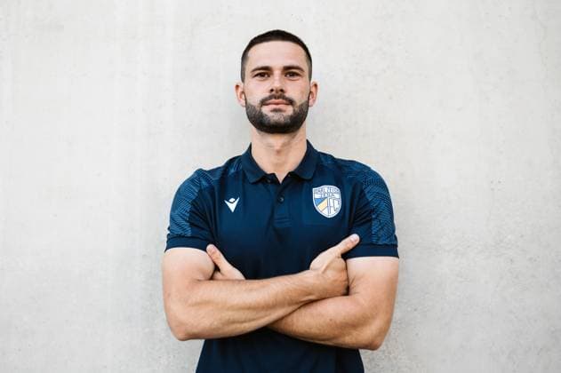 Mannschaftshooting FC Carl Zeiss Jena Damen für die Saison 2024 2025 in der Google Pixel Frauen-Bundesliga am 07.08.2024 in der ad hoc Arena im Ernst Abbe Sportfeld Jena Chef Trainer Florian Kästner (Jena), Portrait mit verschränkten Armen ad hoc Arena im Ernst Abbe Sportfeld