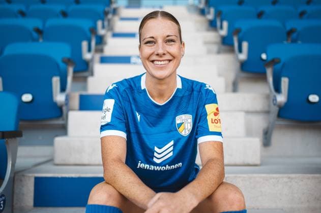 Mannschaftshooting FC Carl Zeiss Jena Damen für die Saison 2024 2025 in der Google Pixel Frauen-Bundesliga am 07.08.2024 in der ad hoc Arena im Ernst Abbe Sportfeld Jena Spielerin Anja Heuschkel (Jena), Portrait, mit Lächeln auf der Tribüne ad hoc Arena im Ernst Abbe Sportfeld