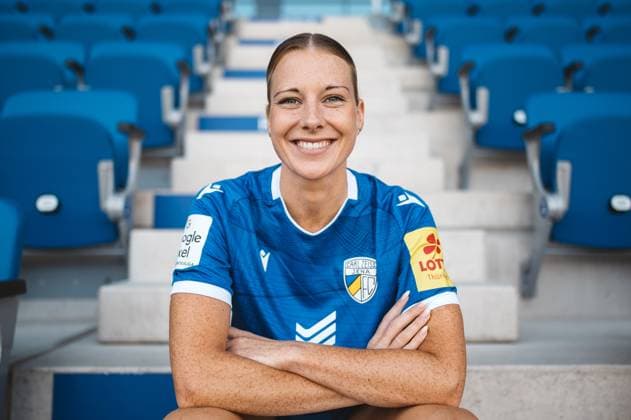 Mannschaftshooting FC Carl Zeiss Jena Damen für die Saison 2024 2025 in der Google Pixel Frauen-Bundesliga am 07.08.2024 in der ad hoc Arena im Ernst Abbe Sportfeld Jena Spielerin Anja Heuschkel (Jena), Portrait, mit Lächeln auf der Tribüne ad hoc Arena im Ernst Abbe Sportfeld