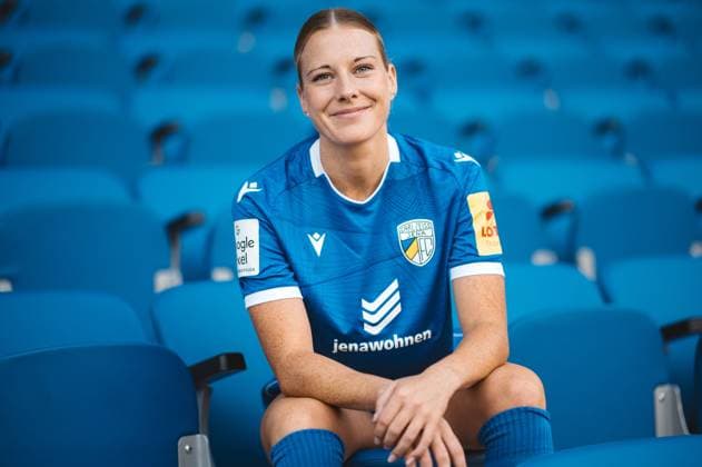 Mannschaftshooting FC Carl Zeiss Jena Damen für die Saison 2024 2025 in der Google Pixel Frauen-Bundesliga am 07.08.2024 in der ad hoc Arena im Ernst Abbe Sportfeld Jena Spielerin Anja Heuschkel (Jena), Portrait, mit Lächeln auf der Tribüne ad hoc Arena im Ernst Abbe Sportfeld