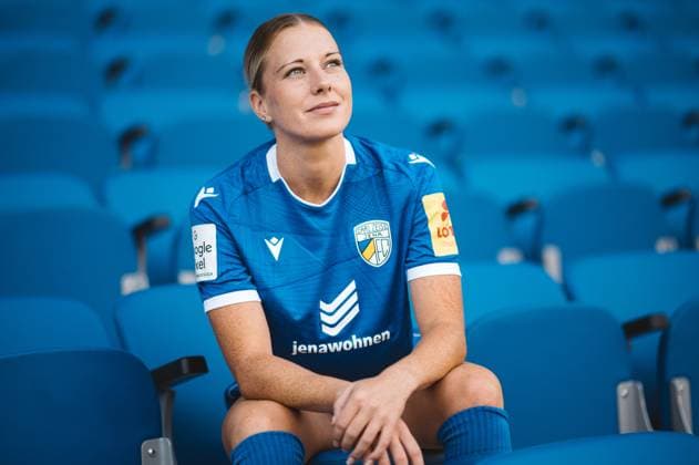 Mannschaftshooting FC Carl Zeiss Jena Damen für die Saison 2024 2025 in der Google Pixel Frauen-Bundesliga am 07.08.2024 in der ad hoc Arena im Ernst Abbe Sportfeld Jena Spielerin Anja Heuschkel (Jena), Portrait, mit Lächeln auf der Tribüne ad hoc Arena im Ernst Abbe Sportfeld