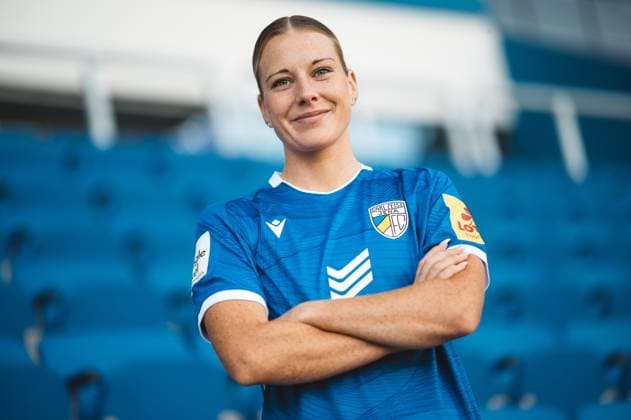 Mannschaftshooting FC Carl Zeiss Jena Damen für die Saison 2024 2025 in der Google Pixel Frauen-Bundesliga am 07.08.2024 in der ad hoc Arena im Ernst Abbe Sportfeld Jena Spielerin Anja Heuschkel (Jena), Portrait, mit Lächeln auf der Tribüne ad hoc Arena im Ernst Abbe Sportfeld