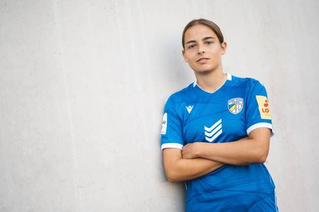 Mannschaftshooting FC Carl Zeiss Jena Damen für die Saison 2024 2025 in der Google Pixel Frauen-Bundesliga am 07.08.2024 in der ad hoc Arena im Ernst Abbe Sportfeld Jena Spielerin Lisa Gora (Jena), Portait, mit verschränkten Armen ad hoc Arena im Ernst Abbe Sportfeld