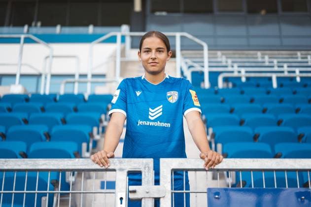 Mannschaftshooting FC Carl Zeiss Jena Damen für die Saison 2024 2025 in der Google Pixel Frauen-Bundesliga am 07.08.2024 in der ad hoc Arena im Ernst Abbe Sportfeld Jena Spielerin Lisa Gora (Jena), Portait, am Tribünenaufgang ad hoc Arena im Ernst Abbe Sportfeld