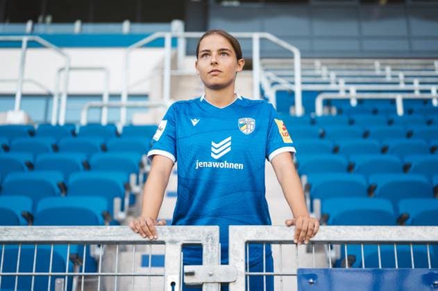 Mannschaftshooting FC Carl Zeiss Jena Damen für die Saison 2024 2025 in der Google Pixel Frauen-Bundesliga am 07.08.2024 in der ad hoc Arena im Ernst Abbe Sportfeld Jena Spielerin Lisa Gora (Jena), Portait, am Tribünenaufgang ad hoc Arena im Ernst Abbe Sportfeld