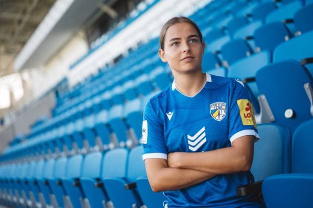 Mannschaftshooting FC Carl Zeiss Jena Damen für die Saison 2024 2025 in der Google Pixel Frauen-Bundesliga am 07.08.2024 in der ad hoc Arena im Ernst Abbe Sportfeld Jena Spielerin Lisa Gora (Jena), Portait, mit verschränkten Armen auf der Tribüne ad hoc Arena im Ernst Abbe Sportfeld