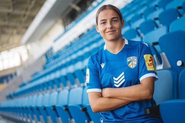 Mannschaftshooting FC Carl Zeiss Jena Damen für die Saison 2024 2025 in der Google Pixel Frauen-Bundesliga am 07.08.2024 in der ad hoc Arena im Ernst Abbe Sportfeld Jena Spielerin Lisa Gora (Jena), Portait, mit verschränkten Armen auf der Tribüne ad hoc Arena im Ernst Abbe Sportfeld