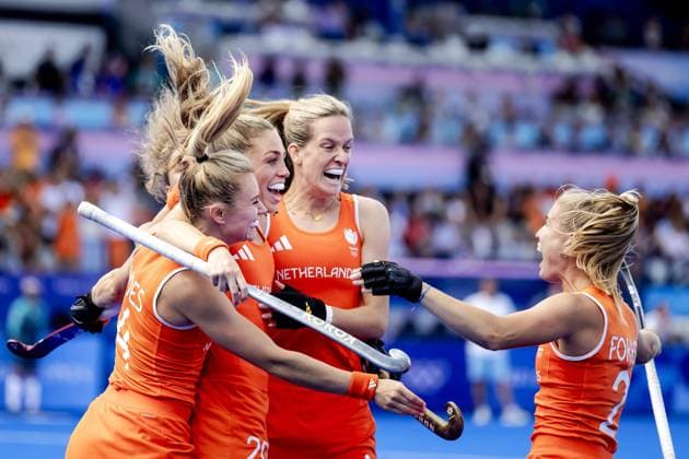 Sport Themen der Woche KW32 Sport Bilder des Tages PARIS - The Dutch hockey women cheer after Laura Nunnink scored during the hockey semi-final against Argentina at the Olympic Games, Olympische Spiele, Olympia, OS xVIxANPxSportx xxANPxIVx 505396979 originalFilename: 505396979.jpg