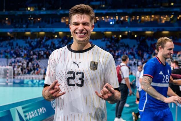Sport Bilder des Tages Paris, Frankreich: Handball Herren - Viertelfinale - Deutschland - Frankreich Renars Uscins (Deutschland) Schlussjubel Schlußjubel Emotion Freude Lille Stade Pierre Mauroy Frankreich