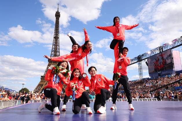 Bilder des Jahres 2024, Sport 08 August Sport Themen der Woche KW32 Sport Bilder des Tages (Top L-R) Takeru Komatsubara, Misato Komatsubara, Riku Miura, (Bottom L-R) Kaori Sakamoto, Wakaba Higuchi, Yuma Kagiyama, Ryuichi Kihara (JPN), AUGUST 7, 2024 - Figure skating, Eiskunstlauf : The medal allocation ceremony for the figure skating team event of Beijing 2022 Olympic Games, Olympische Spiele, Olympia, OS at the Champions Park at Trocadero during the Paris 2024 Olympic Games in Paris, Frace. Due to Russian Kamilia Valieva was found guilty of doping, the United States team receive gold medal, Japan moved up a step to silver. Noxthirdxpartyxsales  (262437668)