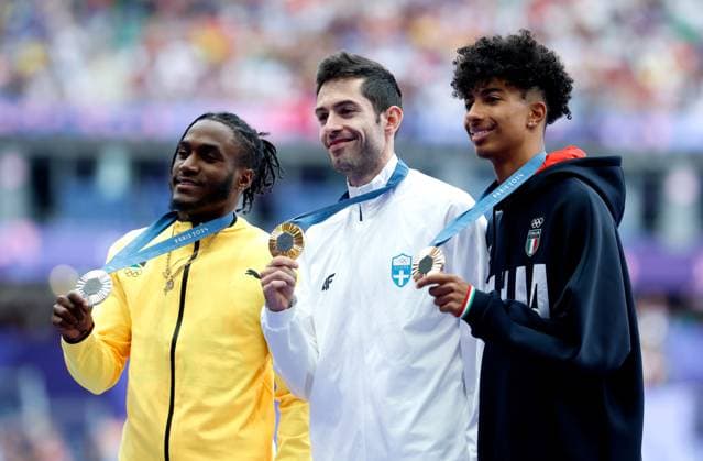 Sport Bilder des Tages Wayne Pinnock (Jamaica) wins Silver, Miltiadis Tentoglou (Greece) wins Gold, Mattia Furlani (Italy) wins Bronze - Men s Long Jump Paris 2024 Olympic Games, Olympische Spiele, Olympia, OS Day Twelve, Paris, France - 07 Aug 2024  Copyright: xManuelxReino Shutterstockx 14622968dn