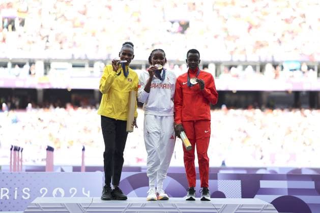 (240807) -- PARIS, Aug. 7, 2024 -- Gold medalist Winfred Yavi (C) of Bahrain, silver medalist Peruth Chemutai (L) of Uganda and bronze medalist Faith Cherotich of Kenya react during the victory ceremony of the women s 3000m steeplechase of Athletics at the Paris 2024 Olympic Games, Olympische Spiele, Olympia, OS in Paris, France, Aug. 7, 2024. ) (PARIS2024) FRANCE-PARIS-OLY-ATHLETICS-3000M STEEPLECHASE-WOMEN LixGang 