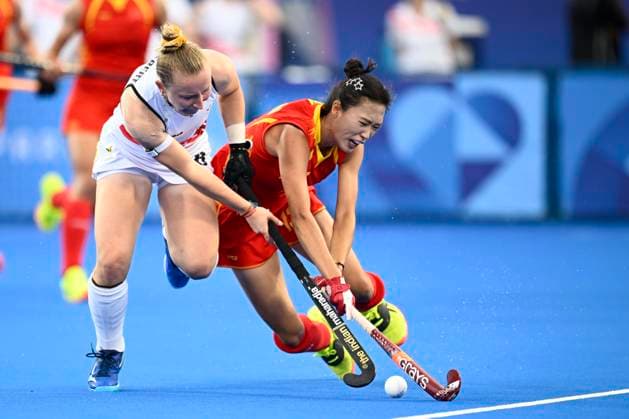 Sport Themen der Woche KW32 Sport Bilder des Tages Paris 2024 Olympic Games, Olympische Spiele, Olympia, OS - 07 08 2024 PARIS, FRANCE - AUGUST 07 : Englebert Charlotte (BEL) Hockey - Team (Female) and Li Hong Midfielder of China in action pictured during the Women s Hockey Semi Final match between Belgium and People s Republic of China on day 11 of the XXXIII Paris 2024 Summer Olympic Games on August 7, 2024 in Paris, France, 07 08 2024 Paris France  Copyright: xPeterxDexVoechtx