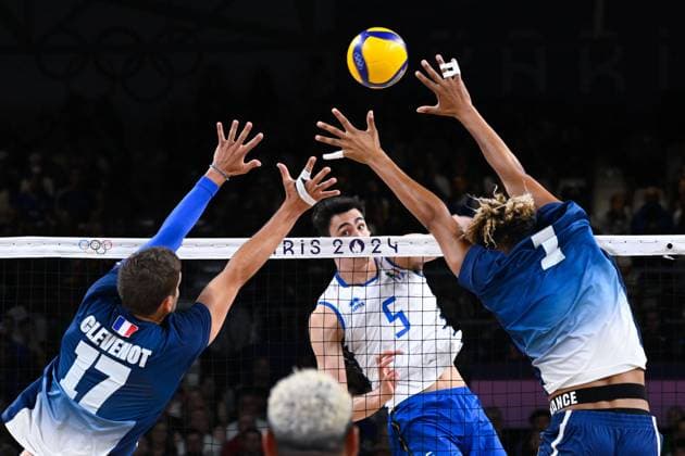 Sport Bilder des Tages Semi finals - MICHIELETTO Alessandro ( 5 - Italy ) , CLEVENOT Trevor ( 17 - France ) and CHINENYEZE Barthelemy ( 1 - France ) during the 2024 Olympics Games match between Italy and France at Arena Paris Sud on August 07, 2024 in Paris, France. ( Photo by federico pestellini DPPI Panoramic ) - JO 2024 : VOLLEY Italie vs France - Jeux Olympiques 2024 - Paris2024 - Paris - 07 08 2024 DPPI Panoramic 
