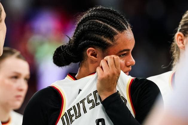 Bilder des Jahres 2024, Sport 08 August Sport Themen der Woche KW32 Sport Bilder des Tages FRA, Paris, Olympischen Spiele Paris 2024, (07.08.2024, Basketball Damen Viertelfinale Deutschland - Frankreich, Bercy Arena) Satou Sabally (Deutschland, 0) wischt sich die Tränen weg *** FRA, Paris, Olympic Games Paris 2024, 07 08 2024, Basketball Women Quarterfinals Germany France, Bercy Arena Satou Sabally Germany, 0 wipes away her tears Copyright: HMBxMedia SteffiexWunderl