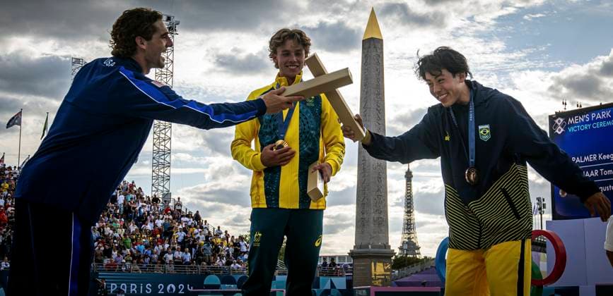 Sport Themen der Woche KW32 Sport Bilder des Tages Gold Medalist Keegan Palmer of Australia watches Augusto Akio of Brazil and Tom Schaar of USA playing during the medal ceremony of the mens skateboarding park final at the Olympic Games, Olympische Spiele, Olympia, OS Paris 2024 at Stade de France in Paris, France. (Richard Callis SPP)  Copyright: xRichardxCallis SPPx spp-en-RiCa-RM4_RICHIE_07082024_-3697