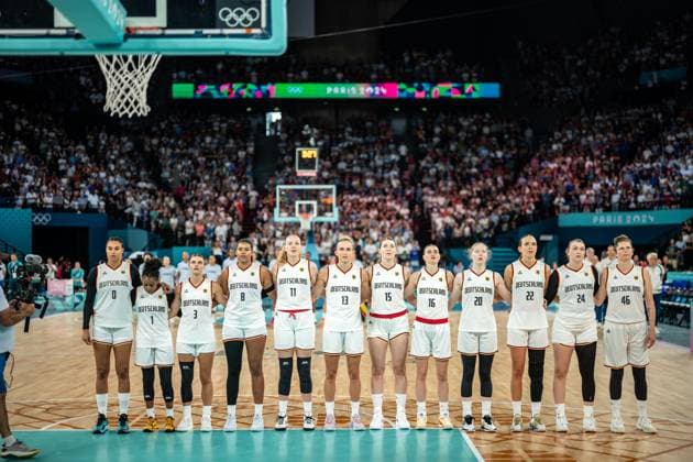 Olympische Spiele Paris 2024 Basketball Paris 07.08.2024 Viertelfinale Frauen Damen Deutschland (GER) - Frankreich (FRA) Satou Sabally (Deutschland, No.00) Alexis Peterson (Deutschland, No.01) Alexandra Wilke (Deutschland, No.03) Nyara Sabally (Deutschland, No.08) Marie Gülich (Deutschland, No.11) Leonie Fiebich (Deutschland, No.13) Luisa Geiselsöder (Deutschland, No.15) Alina Hartmann (Deutschland, No.16) Frida Bühner (Deutschland, No.20) Emily Bessoir (Deutschland, No.22) Lina Sontag (Deutschland, No.24) Romy Bär (Deutschland, No.46) vlnr. *** Olympic Games Paris 2024 Basketball Paris 07 08 2024 Quarter-finals Women Women Germany GER France FRA Satou Sabally Germany, No 00 Alexis Peterson Germany, No 01 Alexandra Wilke Germany, No 03 Nyara Sabally Germany, No 08 Marie Gülich Germany, No 11 Leonie Fiebich Germany, No 13 Luisa Geiselsöder Germany, No 15 Alina Hartmann Germany, No 16 Frida Bühner Germany, No 20 Emily Bessoir Germany, No 22 Lina Sontag Germany, No 24 Romy Bär Germany, No 46 vlnr