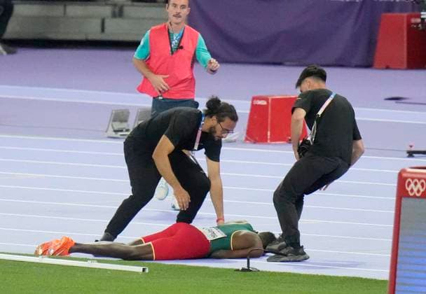 Sport Themen der Woche KW32 Sport Bilder des Tages Medical personnel attend to Lamecha Girma of Ethiopia as he lies on the track after falling on the final lap of the Men s 300m Steeplechase Final during the Paris 2024 Olympic Games, Olympische Spiele, Olympia, OS Athletics competition at the Stade de France in Paris, France, on Wednesday, August 7, 2024.  OLY202408071785 PAULxHANNA
