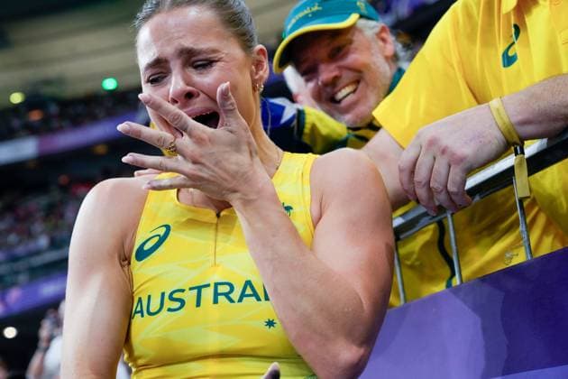 Sport Themen der Woche KW32 Sport Bilder des Tages PARIS, FRANCE - AUGUST 7: Nina Kennedy of Australia celebrates her victory of the gold medal with coaching team during the Women s Pole Vault Final on day twelve of the Olympic Games, Olympische Spiele, Olympia, OS Paris 2024 at Stade de France on August 7, 2024 in Paris, France. Paris Stade de France France *** PARIS, FRANCE AUGUST 7 Nina Kennedy of Australia celebrates her victory of the gold medal with coaching team during the Women s Pole Vault Final on day twelve of the Olympic Games Paris 2024 at Stade de France on August 7, 2024 in Paris, France Paris Stade de France France Copyright: xJustPictures.ch DanielaxPorcellix jp-en-EuSpIm-20240807-_DP14450