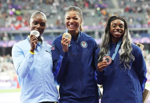 Women s 200m Final gold medalist Gabriella Thomas of the U.S. (C), silver medalist Julien Alfred of Saint Lucia (L) and .bronze medalist Brittany Brown of the U.S. pose on the podium during the Paris 2024 Olympic Games, Olympische Spiele, Olympia, OS Athletics competition at the Stade de France in Paris, France, on Wednesday, August 7, 2024.  OLY202408071794 HUGOxPHILPOTT