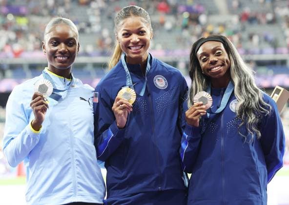 Sport Bilder des Tages Women s 200m Final gold medalist Gabriella Thomas of the U.S. (C), silver medalist Julien Alfred of Saint Lucia (L) and .bronze medalist Brittany Brown of the U.S. pose on the podium during the Paris 2024 Olympic Games, Olympische Spiele, Olympia, OS Athletics competition at the Stade de France in Paris, France, on Wednesday, August 7, 2024.  OLY202408071795 HUGOxPHILPOTT