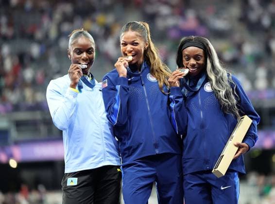 Sport Themen der Woche KW32 Sport Bilder des Tages (240807) -- PARIS, Aug. 7, 2024 -- Gold medalist Gabrielle Thomas (C) of the United States, silver medalist Julien Alfred (L) of Saint Lucia and bronze medalist Brittany Brown of the United States react during the victory ceremony of the women s 200m of Athletics at the Paris 2024 Olympic Games, Olympische Spiele, Olympia, OS in Paris, France, Aug. 7, 2024. ) (PARIS2024) FRANCE-PARIS-OLY-ATHLETICS-200M-WOMEN LixGang 