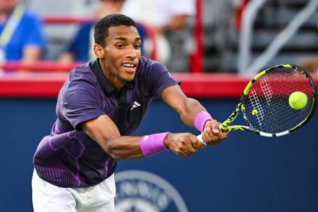 MONTREAL, QC - AUGUST 07: Felix Auger-Aliassime (CAN) returns the ball during a first round match at ATP, Tennis Herren National Bank Open on August 07, 2024 at IGA Stadium in Montreal, QC (Photo by David Kirouac Icon Sportswire) TENNIS: AUG 07 National Bank Open EDITORIAL USE ONLY Icon240807109