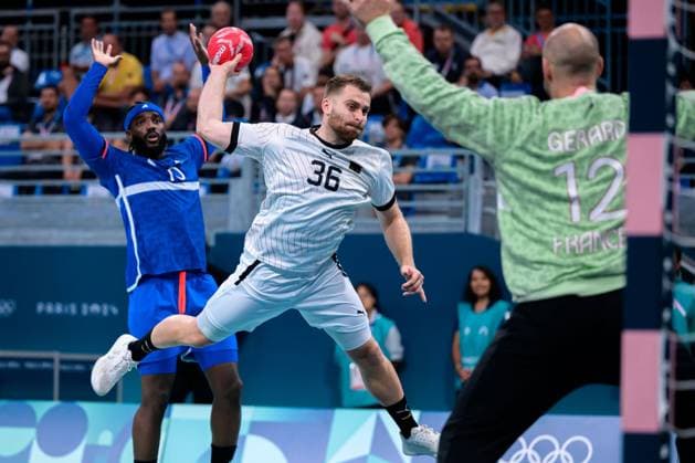 Paris, Frankreich: Handball Herren - Viertelfinale - Deutschland - Frankreich v.li. Dika Mem (Frankreich), Lukas Mertens (Deutschland), Torhueter Vincent Gerard (Frankreich) Lille Stade Pierre Mauroy Frankreich