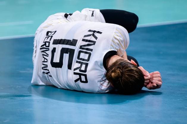 Paris, Frankreich: Handball Herren - Viertelfinale - Deutschland - Frankreich Juri Knorr (Deutschland) Verletzt Verletzung Schmerzen Lille Stade Pierre Mauroy Frankreich