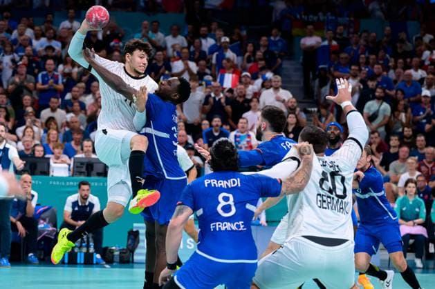 Paris, Frankreich: Handball Herren - Viertelfinale - Deutschland - Frankreich Marko Grgic (Deutschland), Karl Konan (Frankreich), Elohim Prandi (Frankreich), Jannik Kohlbacher (Deutschland) Lille Stade Pierre Mauroy Frankreich