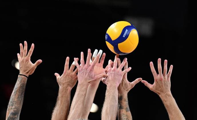 Sport Themen der Woche KW32 Sport Bilder des Tages (240807) -- PARIS, Aug. 7, 2024 -- Players compete during the men s volleyball semifinals between Poland and the United States at the Paris 2024 Olympic Games, Olympische Spiele, Olympia, OS in Paris, France, Aug. 7, 2024. ) (PARIS2024) FRANCE-PARIS-OLY-VOLLEYBALL LiuxDawei 