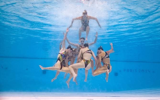 Bilder des Jahres 2024, Sport 08 August Sport Themen der Woche KW32 Sport Bilder des Tages (240807) -- SAINT-DENIS, Aug. 7, 2024 -- Team Australia compete during the team acrobatic routine of artistic swimming at the Paris 2024 Olympic Games, Olympische Spiele, Olympia, OS in Saint-Denis, France, Aug. 7, 2024. ) (PARIS2024) FRANCE-SAINT-DENIS-OLY-ARTISTIC SWIMMING XiaxYifang 