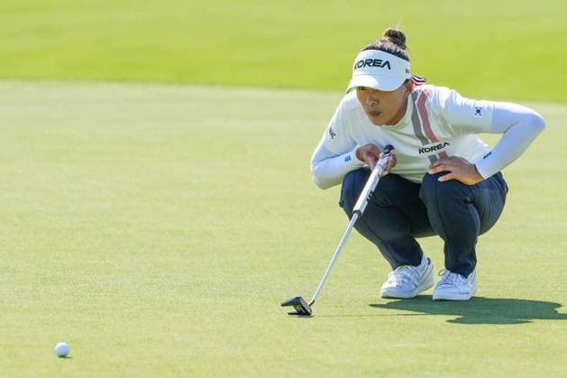 (240808) -- SAINT-QUENTIN-EN-YVELINES, Aug. 8, 2024 -- Amy Yang of South Korea competes during the women s individual stroke play round 2 of golf at the Paris 2024 Olympic Games, Olympische Spiele, Olympia, OS in Saint-Quentin-en-Yvelines, France, on Aug. 8, 2024. ) (PARIS2024)FRANCE-SAINT-QUENTIN-EN-YVELINES-OLY-GOLF DuxYu 