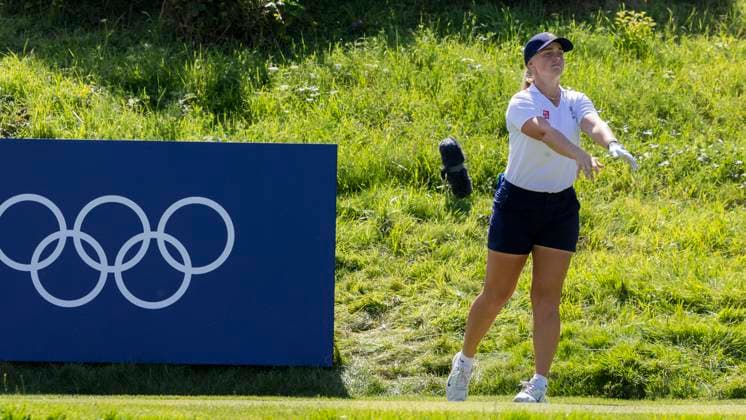 PARIS, FRANKRIKE 20240808 Sveriges Maja Stark blir förbannad pa det attonde halet par 3 och slänger iväg klubban efter att ha missat greenen under andra tävlingsdagen av damernas golftävling pa Le Golf National under sommar-OS i Paris. PARIS FRANKRIKE OS x4035x