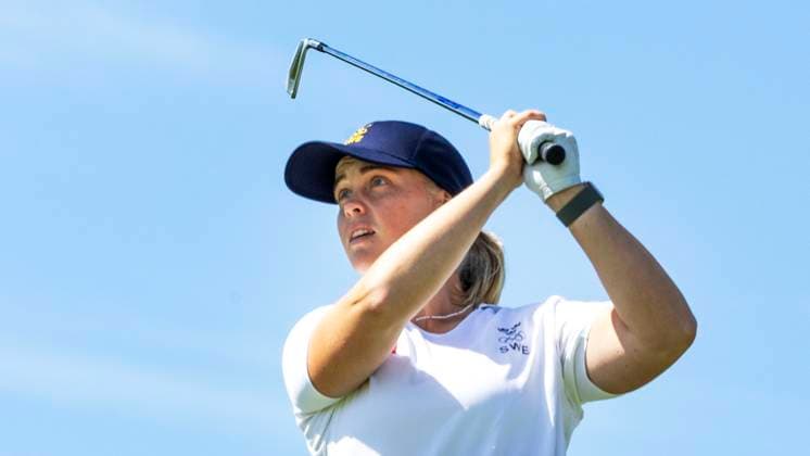 PARIS, FRANKRIKE 20240808 Sveriges Maja Stark slar ut pa det tionde halet under andra tävlingsdagen av damernas golftävling pa Le Golf National under sommar-OS i Paris. PARIS FRANKRIKE OS x4035x