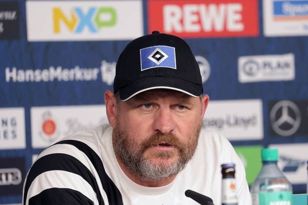 Chetrainer Steffen Baumgart (HSV) Fussball, Herren, Saison 2024 2025, 2.BL, Volksparkstadion, Hamburger SV, Spieltags PK DFL REGULATIONS PROHIBIT ANY USE OF PHOTOGRAPHS AS IMAGE SEQUENCES AND OR QUASI-VIDEO.