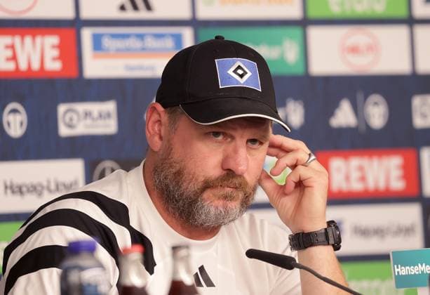 Chetrainer Steffen Baumgart (HSV) Fussball, Herren, Saison 2024 2025, 2.BL, Volksparkstadion, Hamburger SV, Spieltags PK DFL REGULATIONS PROHIBIT ANY USE OF PHOTOGRAPHS AS IMAGE SEQUENCES AND OR QUASI-VIDEO.