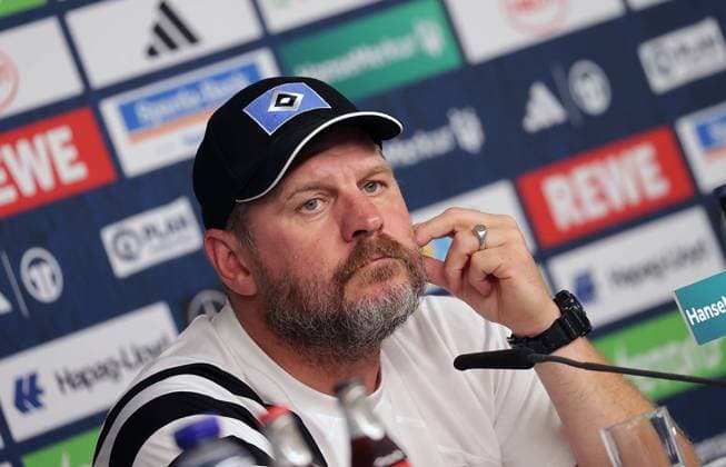 Sport Bilder des Tages Chetrainer Steffen Baumgart (HSV) Fussball, Herren, Saison 2024 2025, 2.BL, Volksparkstadion, Hamburger SV, Spieltags PK DFL REGULATIONS PROHIBIT ANY USE OF PHOTOGRAPHS AS IMAGE SEQUENCES AND OR QUASI-VIDEO.